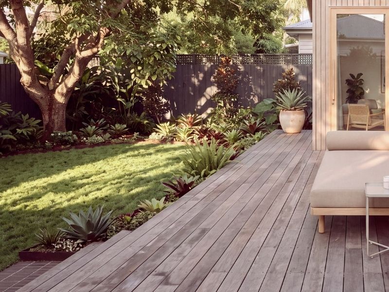 Terrasse en bois présentant un grisaillement naturel